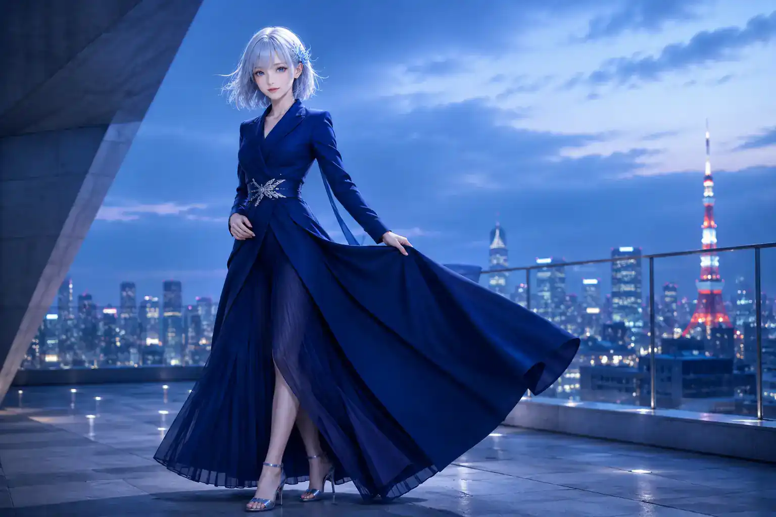 深いネイビーの構築的なドレスで青い夕空と都市の夜景を背に立つLAPIS