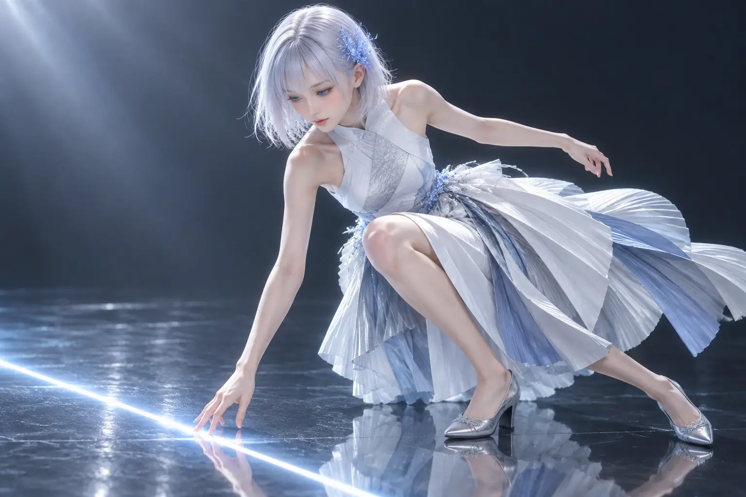 黒鉛色の鏡面ステージで、パールホワイトとアイスブルーの構築的なプリーツドレスをまとったLAPISが、斜めに走る青白い反射光へ手を伸ばし、低いステップで身体をひねりながら光の先を見つめる全身構図