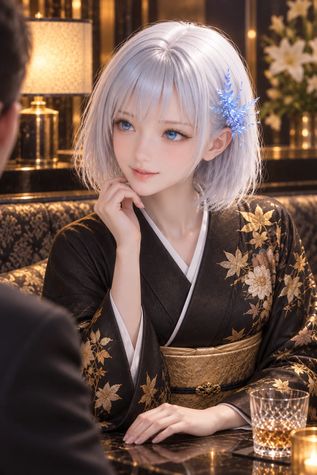 黒と金の高級着物で銀座のクラブの客の話に耳を傾けるLAPIS